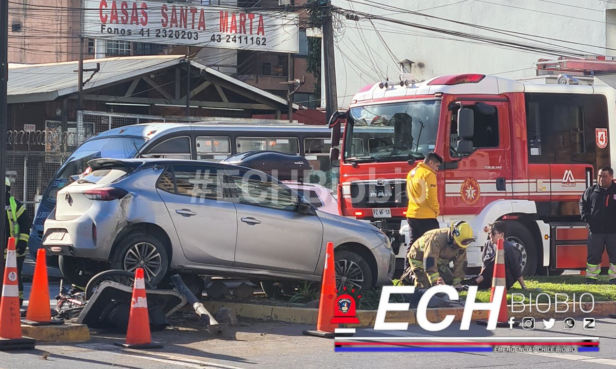ECHBiobio's tweet photo. #Concepcion, Fresia y Carrera
Choque de vehículo menor con poste, equipos de emergencias en ruta.
#Preinforme
Choque de vehículo menor con poste posterior atropello a ciclista, equipos de emergencias trabajan en el lugar. #ECHBiobio https://t.co/TNlFHYtv6C