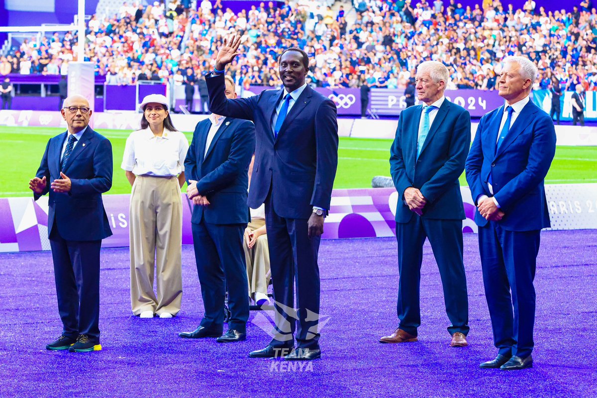 RUGBY ROYALTY!🤩👑

<a href="/HKayangeOGW/">Humphrey Kayange,OGW</a>  is Perfection.🥹

As the IOC Member and Rugby Legend got an opportunity to put on the Silver medal on <a href="/fijirugby/">Fiji Rugby Union</a> we couldn’t hide our emotions.

What a journey you’ve been on Tall.

Chemistry, on and off the field
Na bado kwa lab? 😟

#TeamKenya