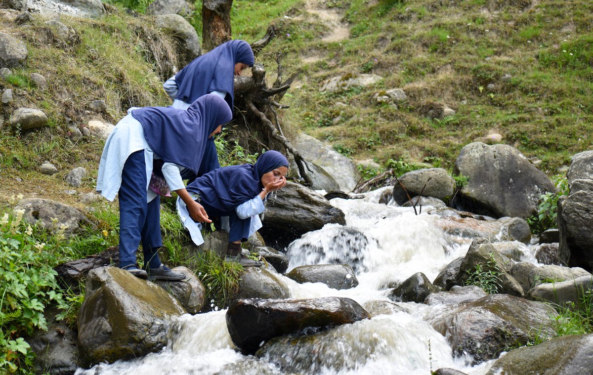 danish_showkat_'s tweet photo. Srinagar, Jammu & Kashmir’s summer capital, has hit 35.6°C in July, marking its second hottest month in a decade. This temperature is 5.7°C above normal.Phots by @danish_showkat_
#kashmir #srinagar #heatwave #climatechange #dry #drought #students #thrist #hot #humidity #weather https://t.co/uTv3SRyePO