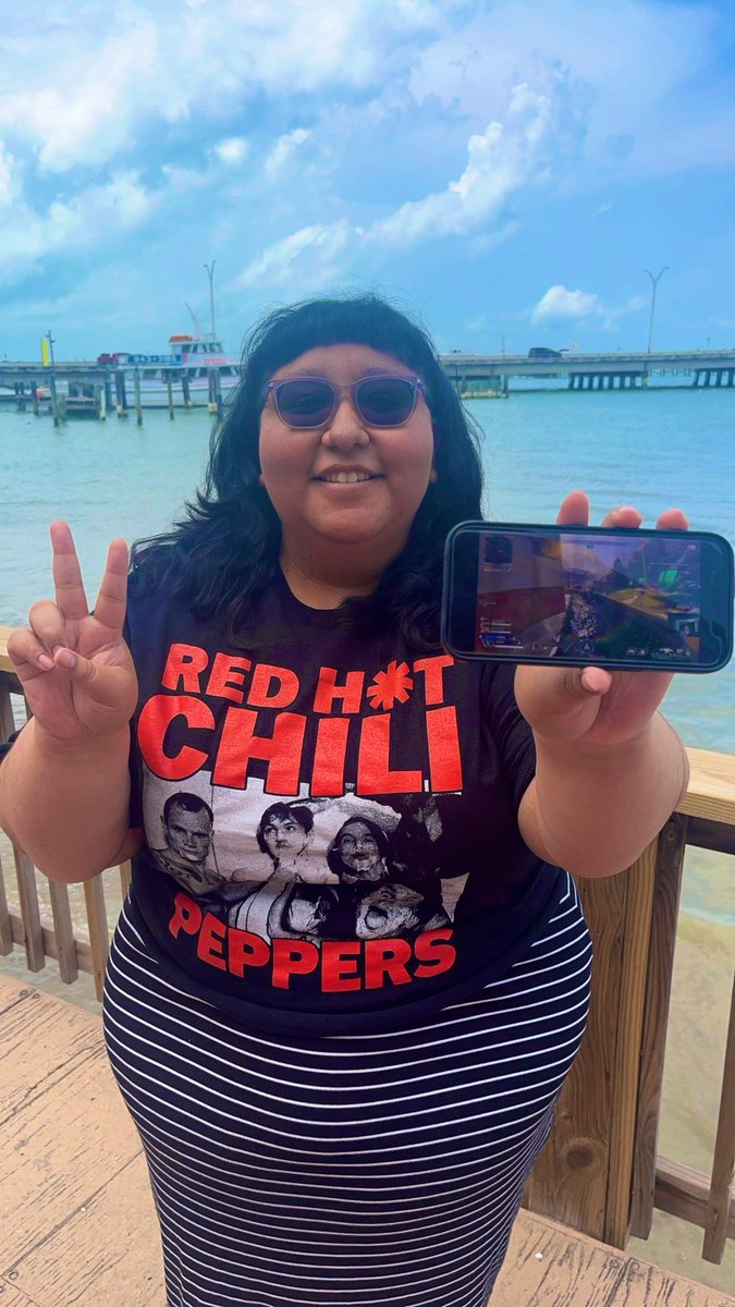 MorbidMind_'s tweet photo. Life of a CEO. At the beach w/family who are visiting from out of town but I have the @XzileEsports boys on my mind! @SShocko @iitzMitchy @sparxzbloom @Corrupts_ MY SHOOTERS!! #XZL @PlayApex https://t.co/ZTUhWCE98x