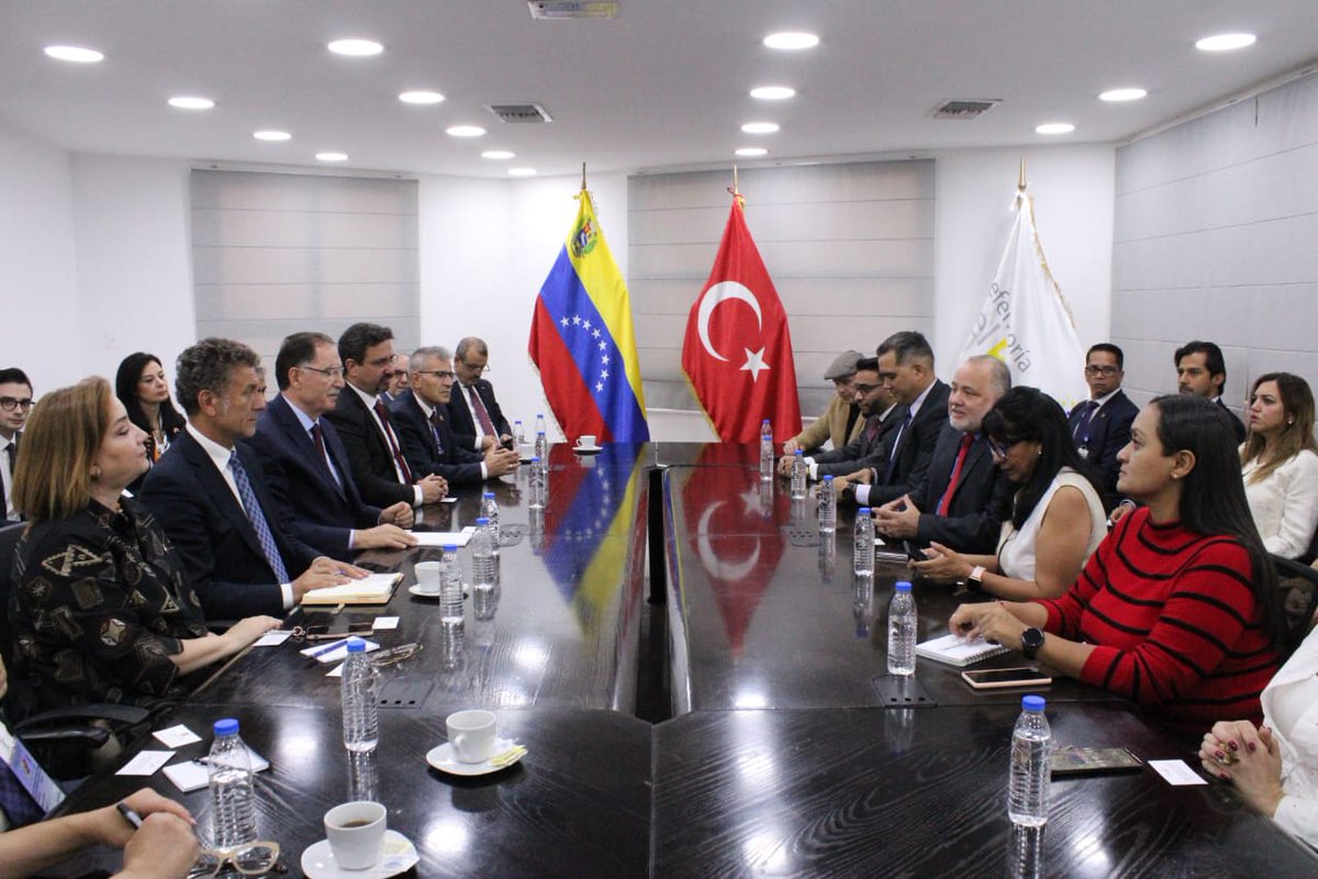 #27Julio Defensores del Pueblo de Venezuela y Türkiye firman memorando de entendimiento en materia de DD.HH.
(27-Jul-24) El Defensor del Pueblo de Venezuela, Alfredo Ruiz Angulo, y su homólogo de Türkiye, Şeref Malkoç, firmaron un memorando de entendimiento este sábado.
