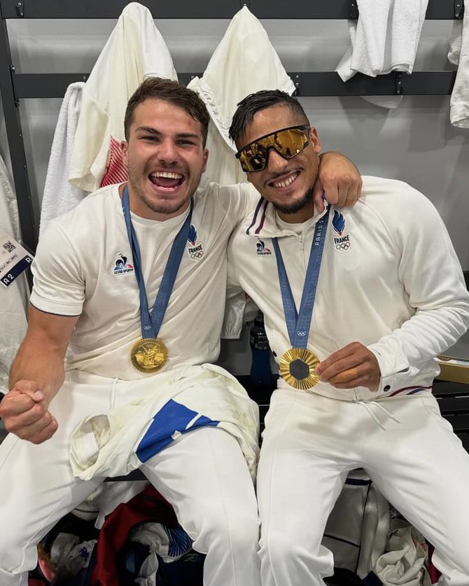 StadeToulousain's tweet image. Vous ne verrez rien de plus beau aujourd’hui 🤩
Nos 2 Stadistes @Dupont9A et @NelsonEpeejr médaillés d’or sur le toit de l’Olympe 🥇❤️🖤
#France7 #7ensemble #paris2024