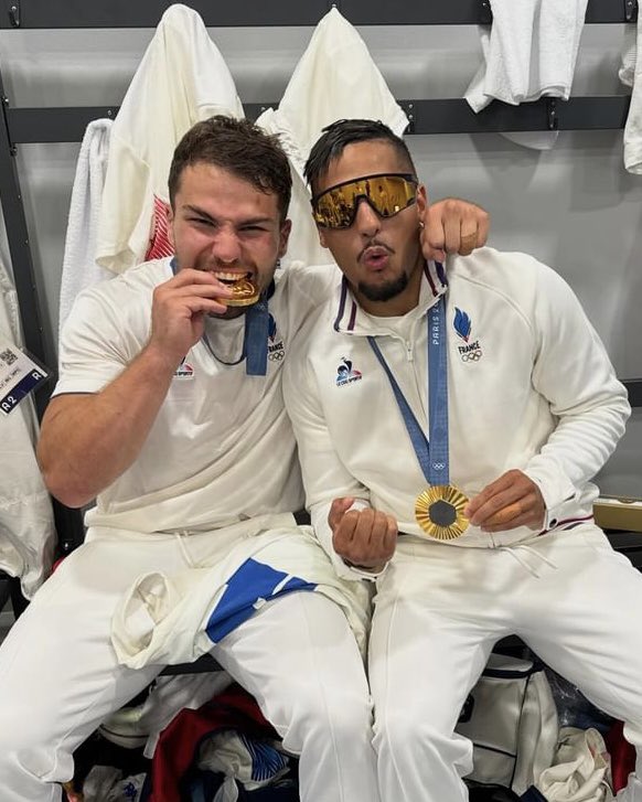 StadeToulousain's tweet image. Vous ne verrez rien de plus beau aujourd’hui 🤩
Nos 2 Stadistes @Dupont9A et @NelsonEpeejr médaillés d’or sur le toit de l’Olympe 🥇❤️🖤
#France7 #7ensemble #paris2024
