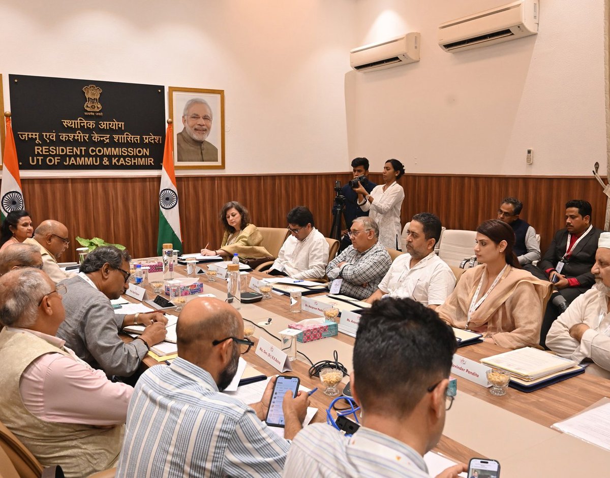 hauptbahnhof's tweet photo. yesterday i participated in a round table discussion on the art, craft, culture and heritage of jammu and kashmir. honoured to be invited by the resident commissioner of jammu and kashmir, dr. rashmi singh #jammuandkashmir #craftsofkashmir https://t.co/sQjtlgYO48
