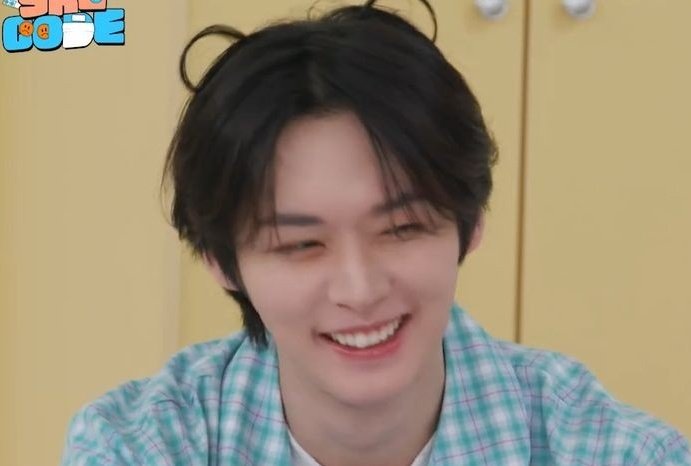 userlinoring's tweet photo. feels like i havent talked about leeknow's gummy smile in a WHILE https://t.co/ithJRRY1qh