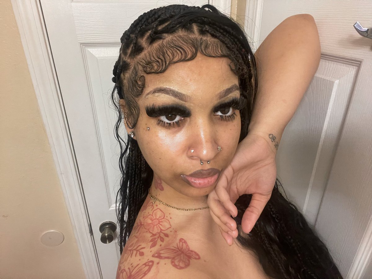mariithedonn_'s tweet photo. just wanted to show y’all my dermal https://t.co/H2Lzhq3Ak8