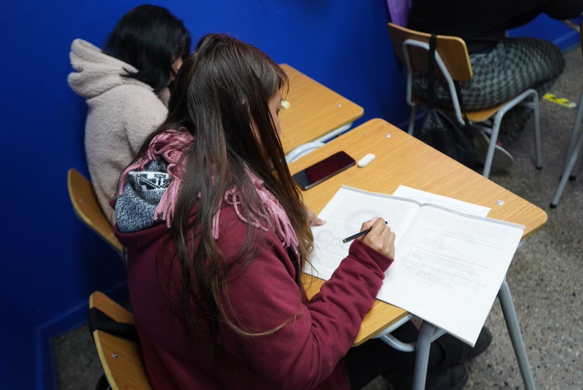 En el <a href="/Gob_Santiago/">Gobierno de Santiago</a> apoyamos decididamente a nuestros jóvenes. Hoy organizamos a más de 5 mil estudiantes en toda la #RM para rendir un ensayo masivo de la Prueba de Acceso a la Educación Superior (PAES), en el marco de nuestra iniciativa gratuita #PreuniversitariosEnRed. En