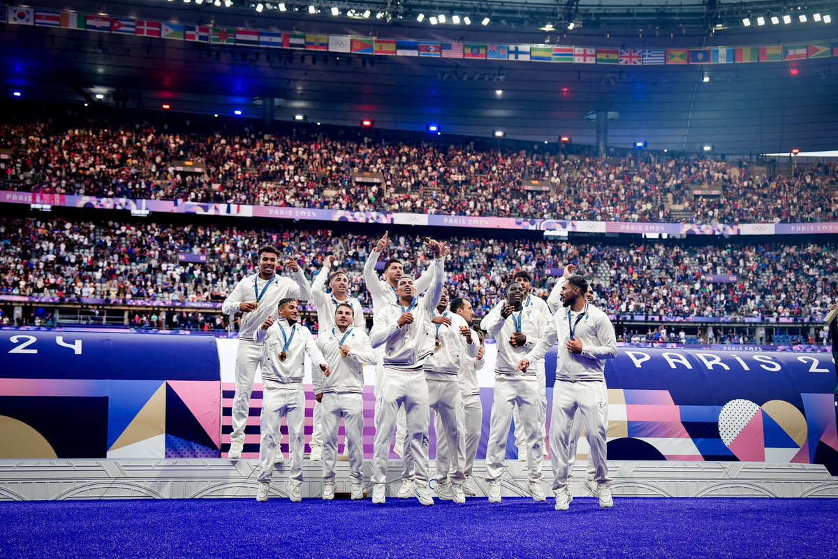 FranceRugby's tweet photo. 🇫🇷✨ Dans 𝒍𝒂 𝒍𝒆́𝒈𝒆𝒏𝒅𝒆.
🥇 Champions Olympiques de Rugby à 7 ! 😍
#France7 #7Ensemble #Paris2024 https://t.co/YqhbPDKv0g