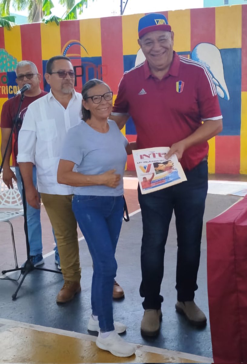 Alcalde Cruz Lairet entrega 59 nuevos títulos de propiedad de tierra urbana, actividad que se enmarca dentro del objetivo nacional de entregar un millón trescientos mil títulos de propiedad en todo el país. 
#HogaresDeLaEsperanza
#VenezuelaPazYArmonia