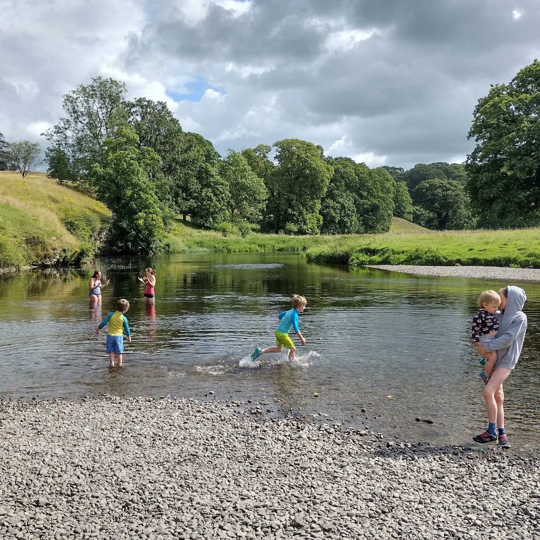 lauralikeswater's tweet image. Three boys, one mum and yet another bike set-up to share. A weekend of solo parenting was a bit daunting, but getting on a bike was the solution, as it so often is. First time we've attached the trailer to the cargo bike and it worked a dream for a quick overnight trip 😎