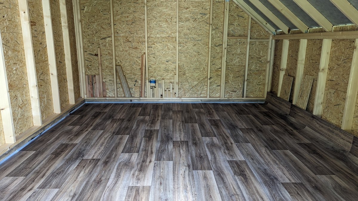 joysfera's tweet photo. Dnes večer jsem dokončil vnitřek domečku pro fotovoltaické panely (#SolarHouse), konečně! 🥳
Tyto fotky dělí od sebe rok, ale hrubá stavba stála vlastně už předloni.
Ale až letos v březnu jsem přidal okno, v dubnu zateplil minerální vatou, od května se mi doma válely sádrokartony.
Nakonec jsem si musel vzít 2 týdny dovolené, abych to měl čas dokončit 😂
Případné zateplení podlahy až třeba příští rok, letos už bylo proinvestováno až moc $$$ (a hlavně času).