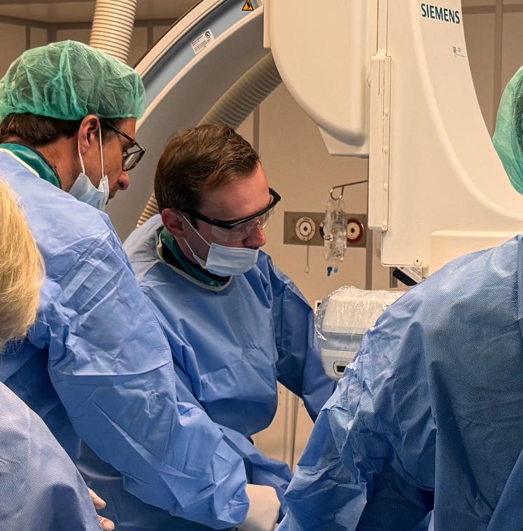 Privileged to perform yesterday first in Poland implantation of novel self-expandable coronary sinus reducer (A-FLUX, <a href="/VahatiCor/">VahatiCor</a> ) to treat refractory severe angina patient  #MedicalUniversityofWarsaw 
#Vahaticor #refractoryangina #chestpain #coronarysinusreducer