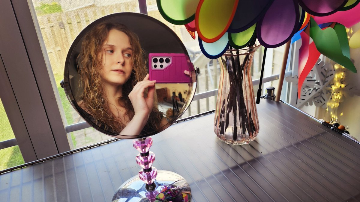 NatalieAPalumbo's tweet image. New phones. And mine is PAAAANK. Just in time for The Chicago @Beatles_Fest! 🩷🎨📸🎶💐

#newyorknewyork #manhattan #motiongraphicsdesigner #visualeffectscompositor #thefestforbeatlesfans #beatlesfest