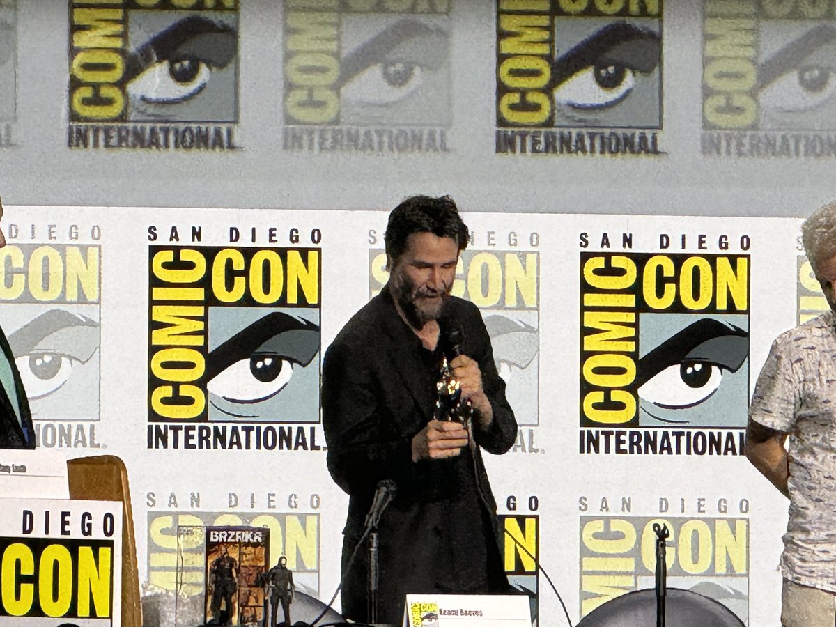ZachhPope's tweet photo. Keanu presented with the #Inkpot award in hall h #SDCC2024 https://t.co/5GzQzWXv3z
