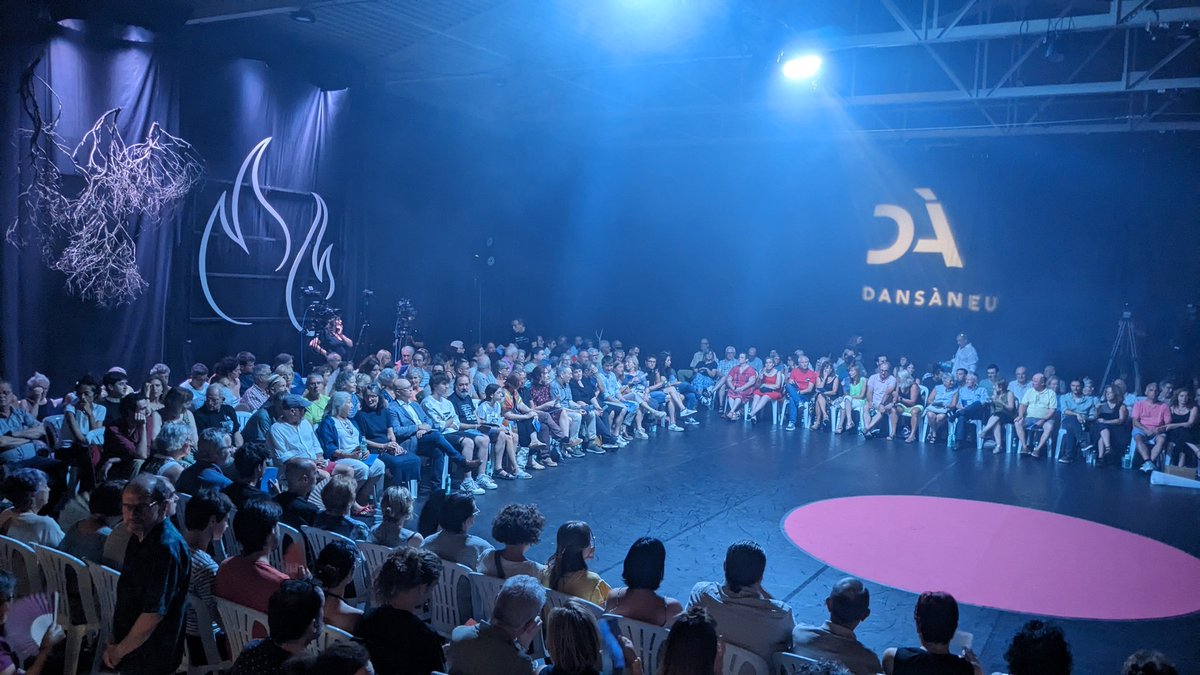 Dansàneu (@dansaneu) on Twitter photo 🔴 Tot a punt al poliesportiu d'Esterri d'Àneu per a veure l'espectacle inaugural del #Dansàneu24, estrena absoluta: #Biterna, amb el cos de ball d'IT Dansa dirigit per Aleix Martínez i el <a href="/cjncatalunya/">Cor Jove Nacional de Catalunya</a> dirigit per Mireia Barrera, amb música original d'@ArnauObiolsC 🔥 🔴 Tot a punt al poliesportiu d'Esterri d'Àneu per a veure l'espectacle inaugural del #Dansàneu24, estrena absoluta: #Biterna, amb el cos de ball d'IT Dansa dirigit per Aleix Martínez i el <a href="/cjncatalunya/">Cor Jove Nacional de Catalunya</a> dirigit per Mireia Barrera, amb música original d'@ArnauObiolsC 🔥