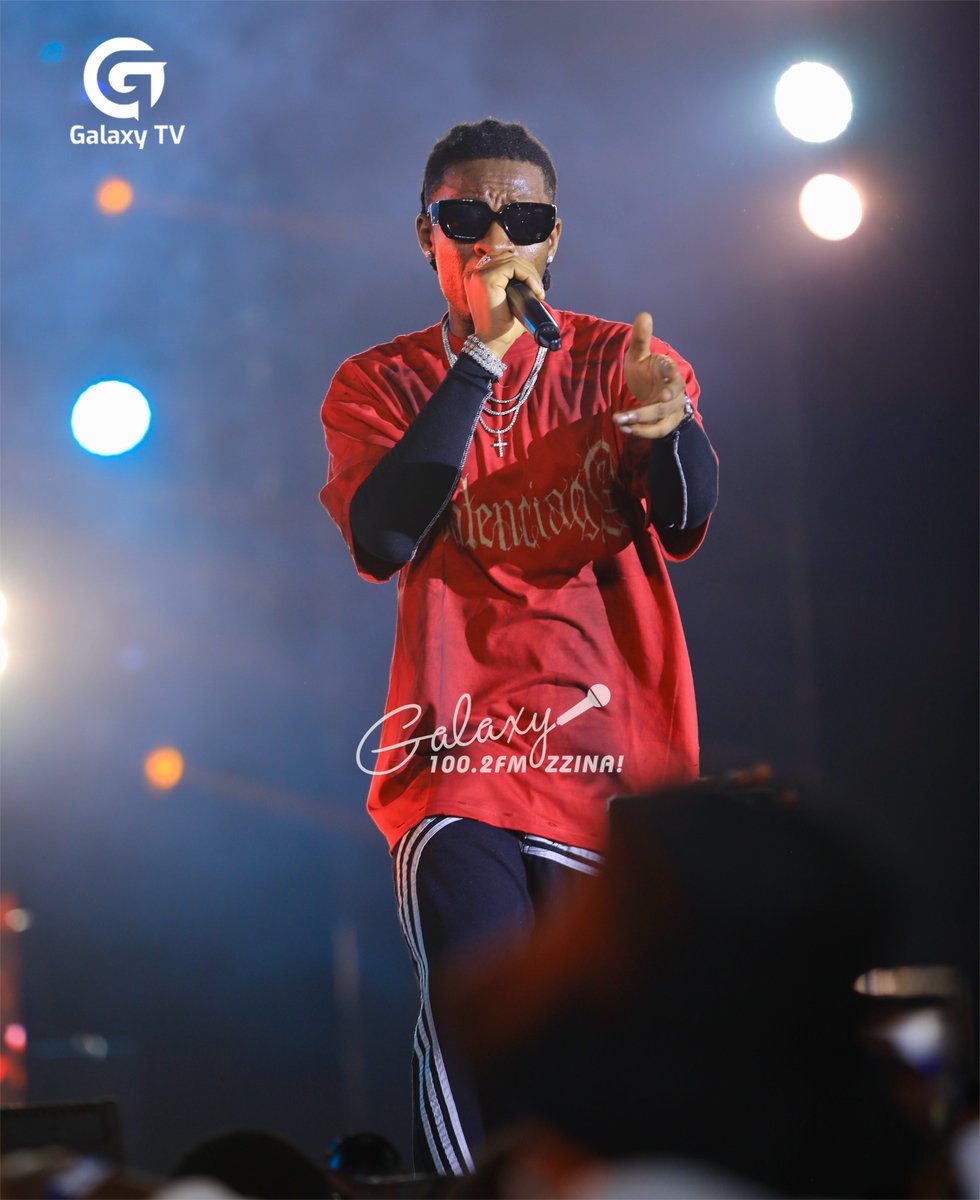 GalaxyFMUg's tweet photo. From Lagos straight to Kampala, Ladies and Gentlemen, @Joeboy is performing live at the #LavidaRave experience
Extremely awesome vibes right here 🎶
#ZzinaLifeStyle | #JoeBoyInUG https://t.co/S3TlnD84tZ