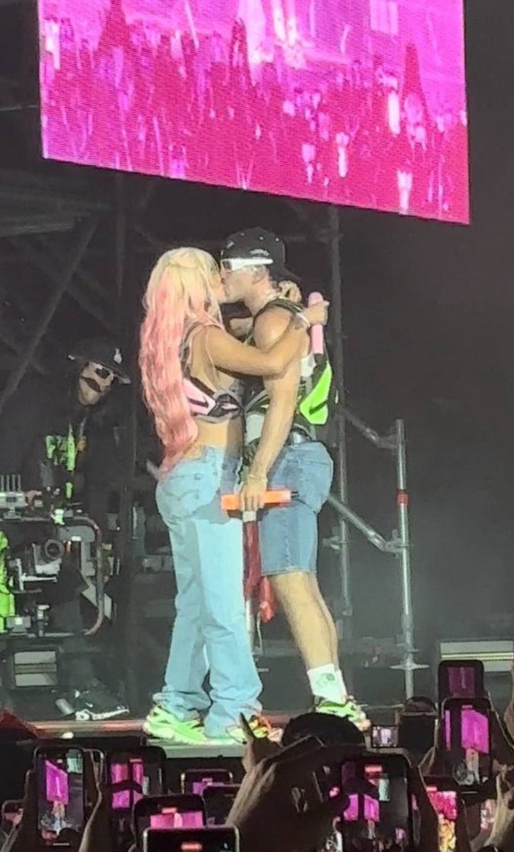 Karol G y Feid besándose esta noche en el Estadio Cívitas Metropolitano de Madrid 🩷💚
