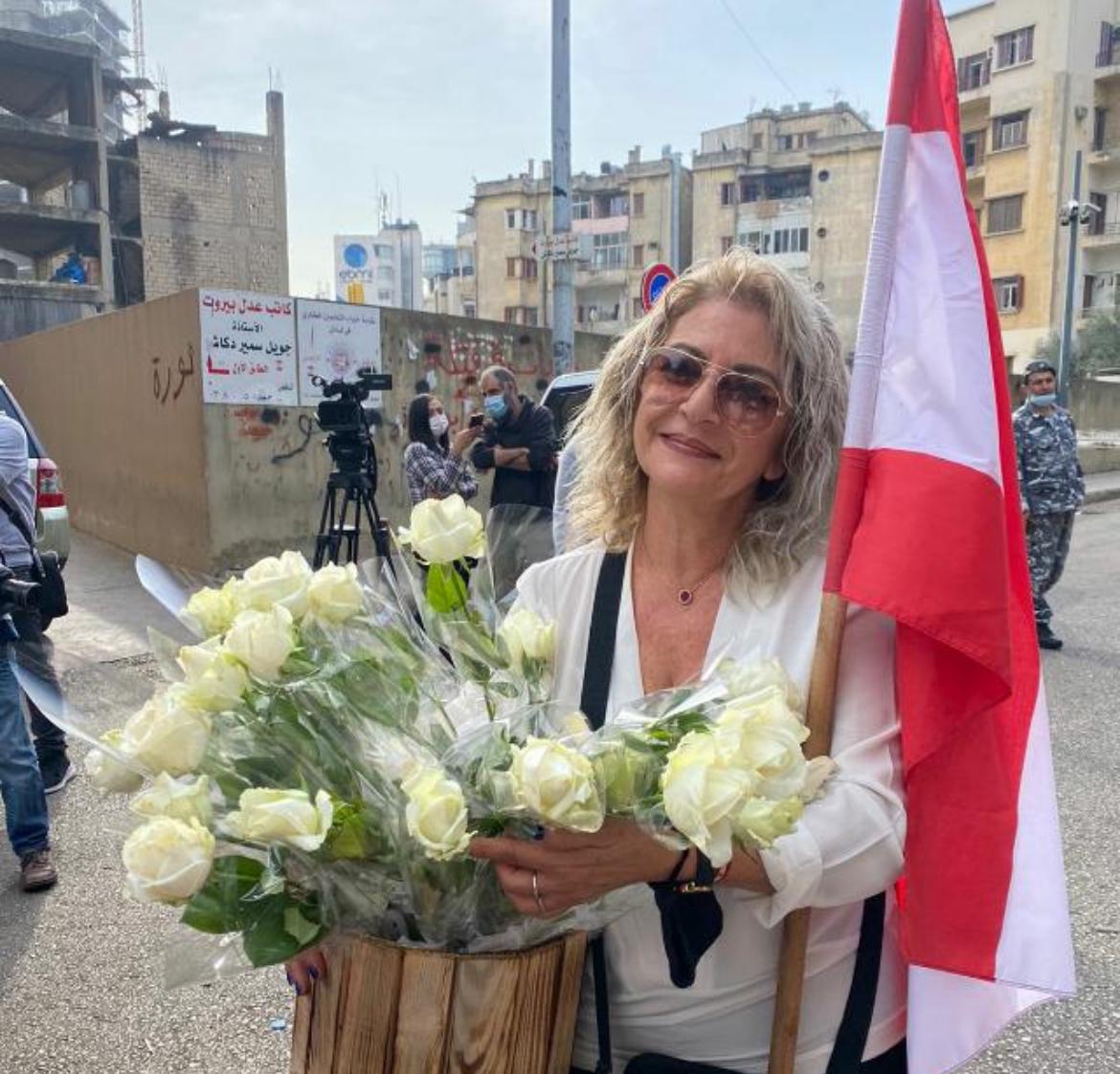 NounLebanon's tweet photo. إليز الحبيبة والرفيقة،
لطالما كانت العدالة غائبة ولطالما طالبت أنت بالعدالة، بالحقيقة وبإحقاق الحق لكن الواقع أظلم من أن تلتمسي العدالة في الحياة فغادرتنا الى حيث العدل قائم والسلام لا يزول والحق سلوك دائم.
احفظي لنا الوطن من هناك، وارسلي سلامنا لشهداء الوطن ولضحايا تفجير بيروت. https://t.co/oPgz1v33tD