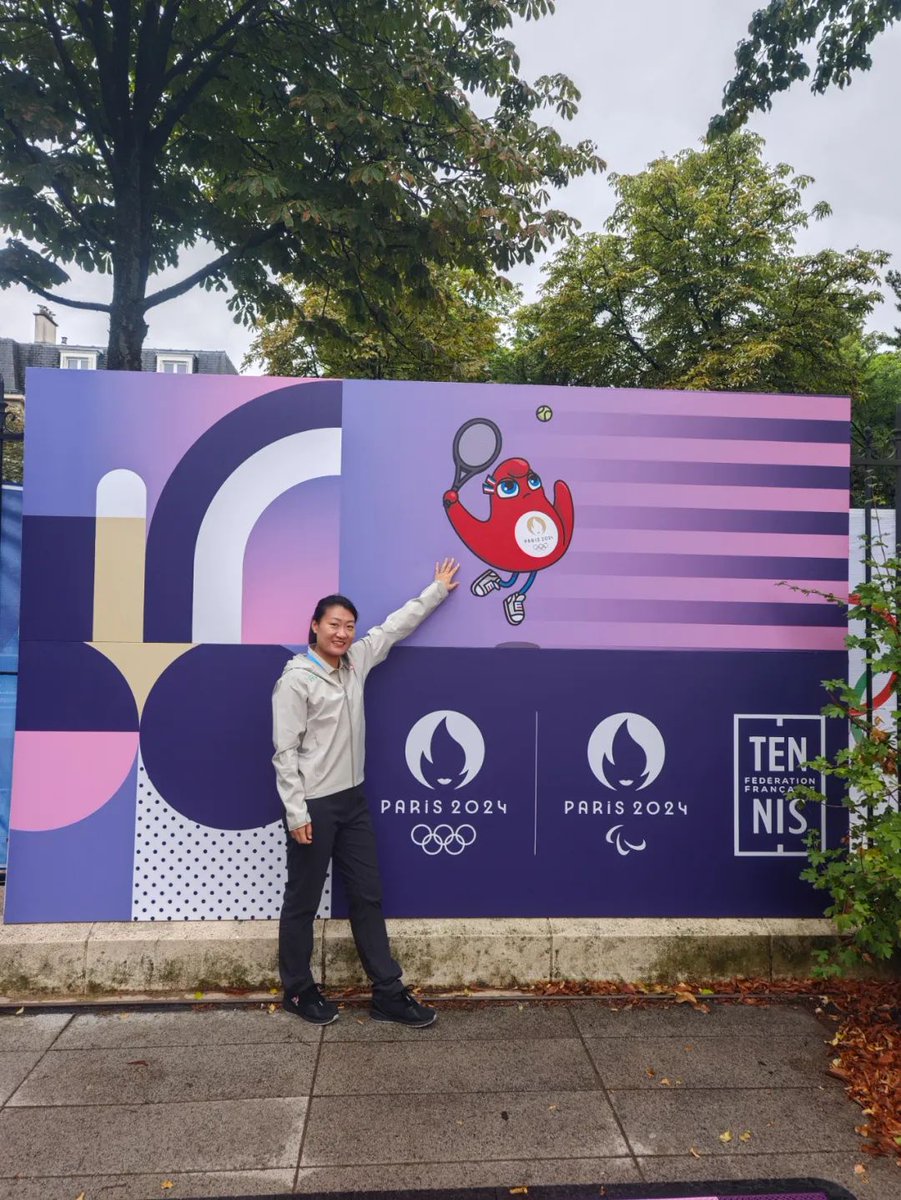 ViewHK_Macao's tweet image. Huang Shan, a faculty member at #Zunyi Medical University #Zhuhai Campus, will be umpiring #tennis at the #ParisOlympics ! She is an intl level head tennis umpire with a bronze medal and has also served as ITO at the Tokyo 2020 Olympics. @xuejianosaka @InZunyi @iGuangdong