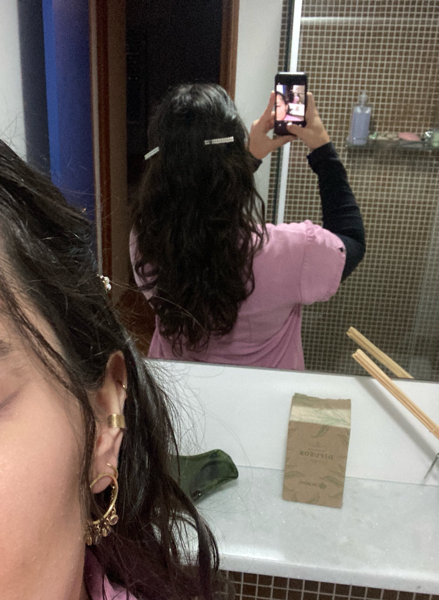 robertamgwg's tweet photo. Nem creio q meu cabelo ta desse tamanho e sem nenhuma cor (ultima vez foi em 2013) https://t.co/vq2qkGHTdY