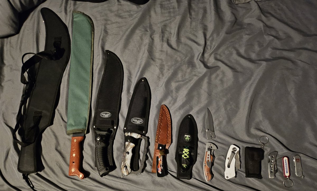 t4ct1c_'s tweet image. all of my knives so far from my collection, including the pics below 🧵