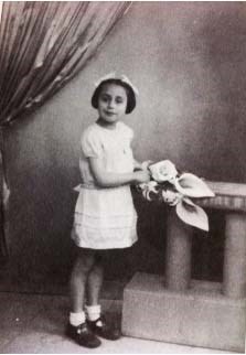 AuschwitzMuseum's tweet image. 27 July 1935 | A French Jewish girl, Jacqueline Katz, was born in Paris.

In August 1942 she was deported from Drancy to #Auschwitz and murdered in a gas chamber after the selection.
