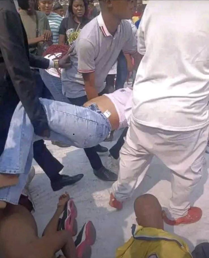 MUSIQUE, RDC 🇨🇩

Concert au stade des MARTYRS organisé par l'artiste Mike Kalambayi: 15 morts et plusieurs personnes admises en réanimation. 

Tous les corps viennent d'être acheminés à la morgue de Vijana à Lingwala. 
Paix à vos âmes 😭
Procureur_Général