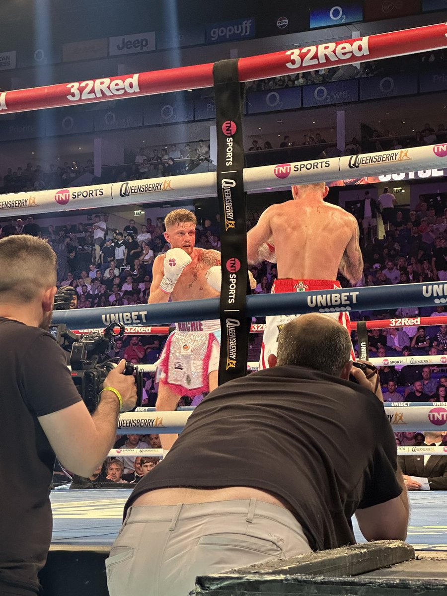 DanGeorgee's tweet photo. Sharp cut and bleeding, close fight early on going into round 5 #GarnerSharp #JoyceChisora https://t.co/j6rVdG6xT1