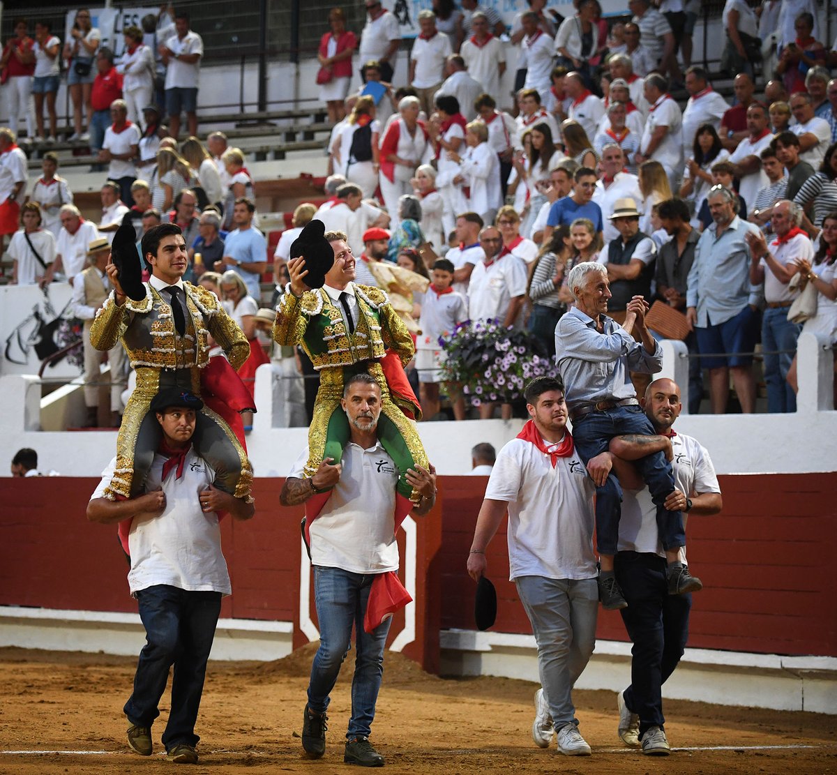 🔴Clemente y Jesús Enrique Colombo, a hombros en Saint Vicent de Tyrosse 

#Noticiasdetoros #Noticiastaurinas #Tauromaquia 
mundotoro.com/noticia/clemen…