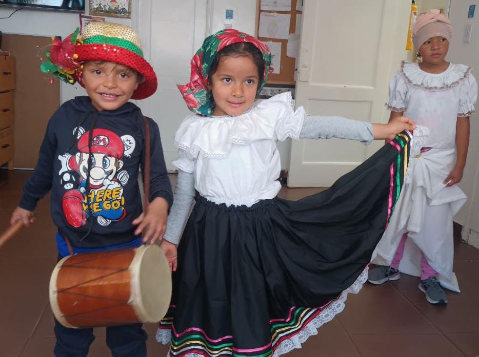integracionbta's tweet photo. 🇨🇴Así se celebra la independencia de Colombia en Centro Amar Engativá desde la interculturalidad 🇨🇴. Familias, niños, niñas y adolescentes 👦👧 se unieron para conmemorar esta fecha tan especial, destacando la diversidad y la riqueza cultural que nos caracteriza. #DejameSer https://t.co/VPz5rtsdeq