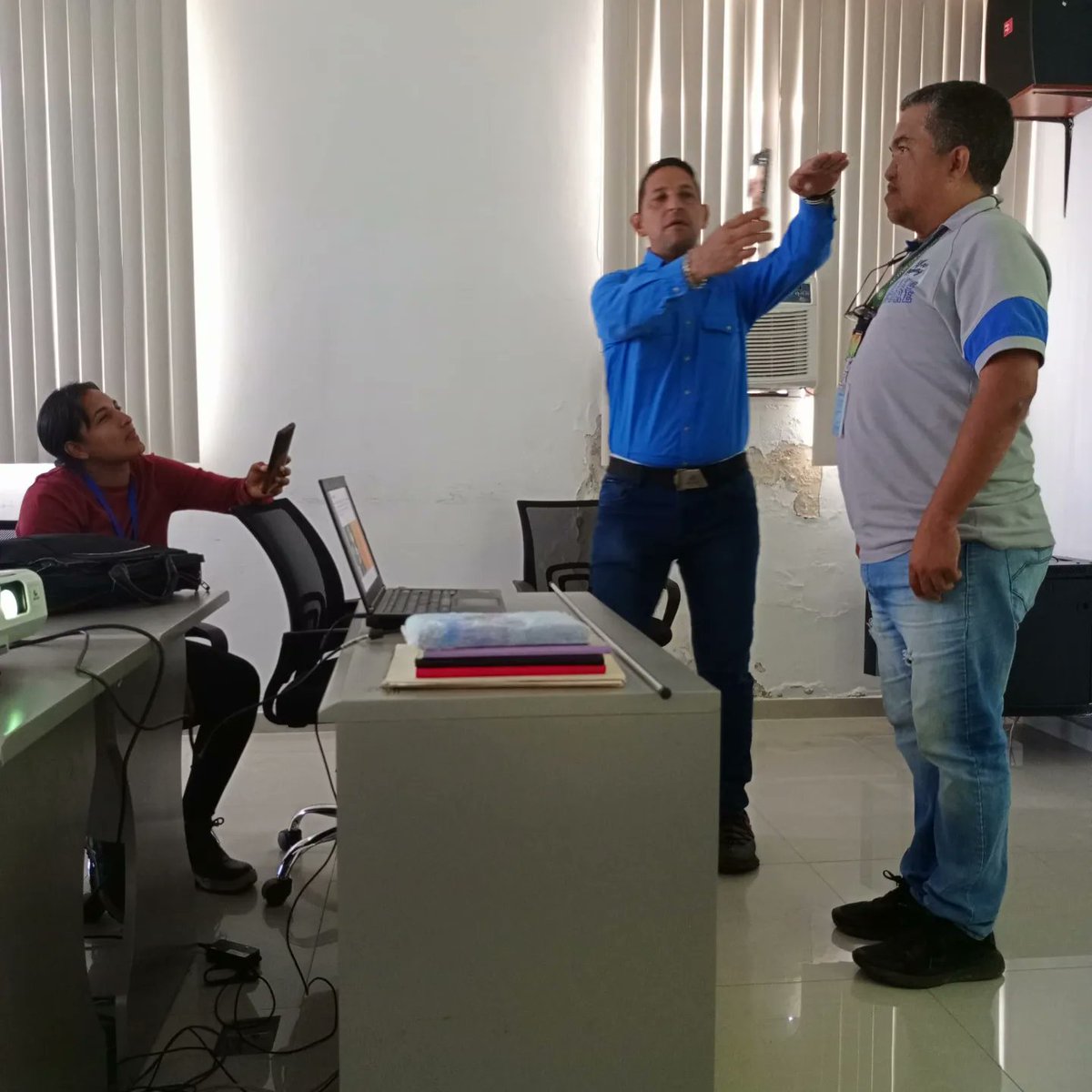 CENAFotografia's tweet photo. ✨Cenaf Apure desarrolló el Taller de Fotografía Básica, impartido por el coordinador regional, Miguel Siso, el cual estuvo dirigido al equipo de comunicaciones CORPOELEC, sede Apure. 

📸 Cenaf Apure 

 #picture#HogaresDeLaEsperanza https://t.co/ddb7ZrbCj2
