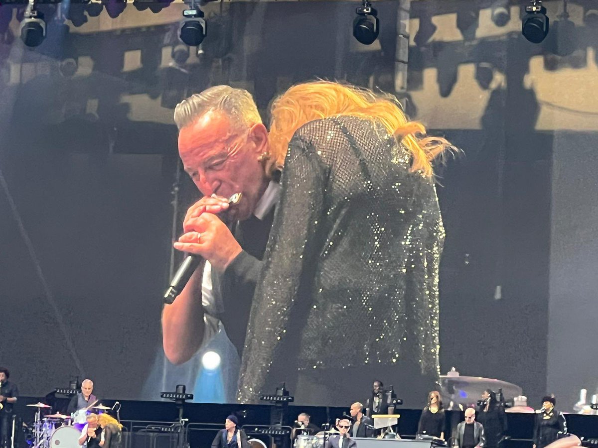 BSPinkCadillac's tweet photo. London, July 27
Patti in the house!  🎸🎷❤️

📸 Alberto Trevisan 
📸 Anna Introna
📸 Alberto Galbiati

#BruceSpringsteen #Springsteen #PattiScialfa #London #Wembley #BruceSpringsteenAtWembleyStadium https://t.co/es1EaoTyoj
