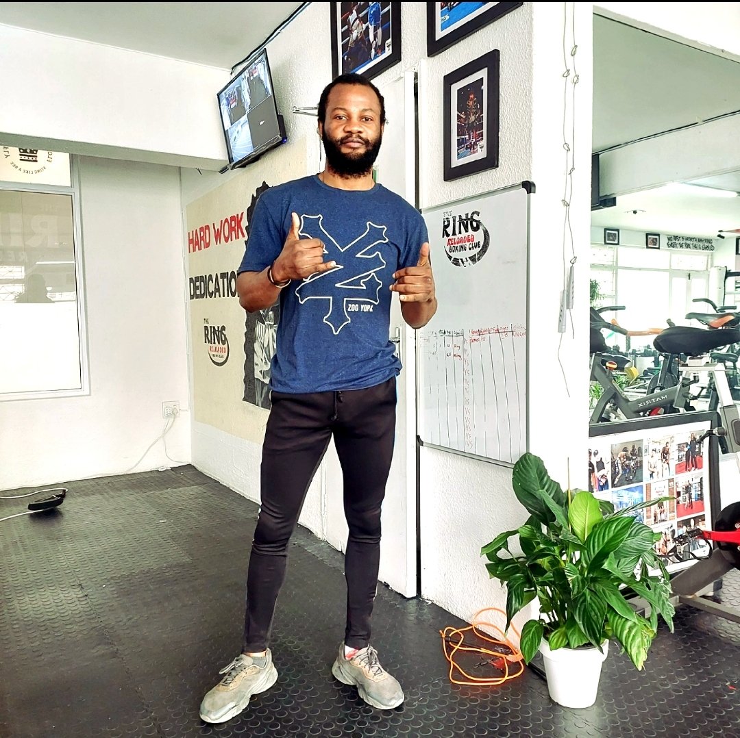 Happy Saturday guys.

Bon Samedi a vous les gars.