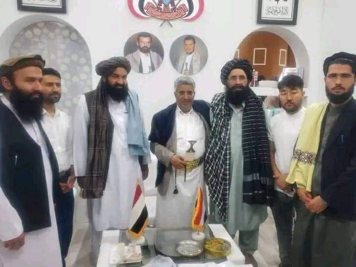 نبارك لصنعاء وصول عشرة الف باكستاني من مذهب الشيعة تم ارسالهم من قبل ايران 🇮🇷 لغرض تشيع اليمنيين والمشاركة معهم في جبهات القتال وادارة السلطة الحوثية اعتقد الصوره واضحة لاشي الغرب تحرك ايران واتباعها لتحشيد على بلاد الحرمين الشريفين