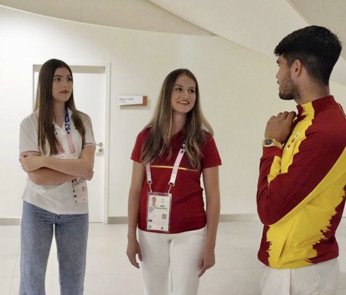 Leonor: "Felicidades Carlos, has hecho un gran partido"

Sofía: "Que orgullosas estamos de que nos representes"

Carlos: "Gracias chicas jajaja"

Leonor: "Bueno vamos al grano, a ti te molaría hacer un trio con dos hermanas?"