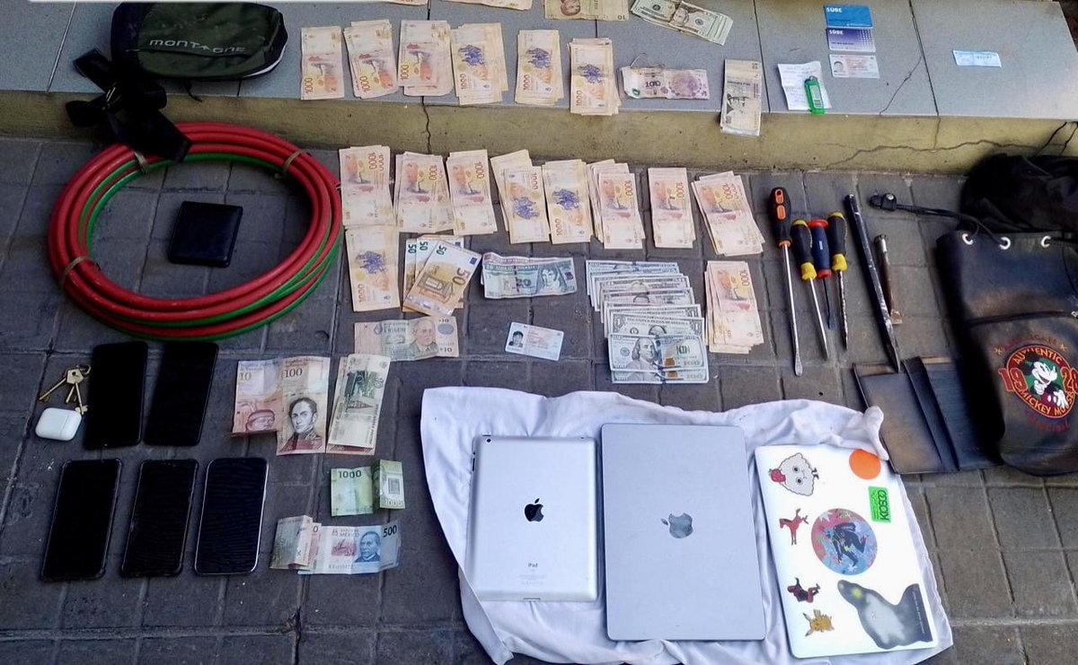 cassia_enzo's tweet image. CON LAS MANOS EN LA MASA
La @PoliciaCiudadBA detuvo en Coghlan a cuatro delincuentes, tres chilenos y un colombiano, que quisieron robar en un departamento. Además, tenían entre sus pertenencias distintos objetos que fueron sustraídos el día anterior en un inmueble de Colegiales.