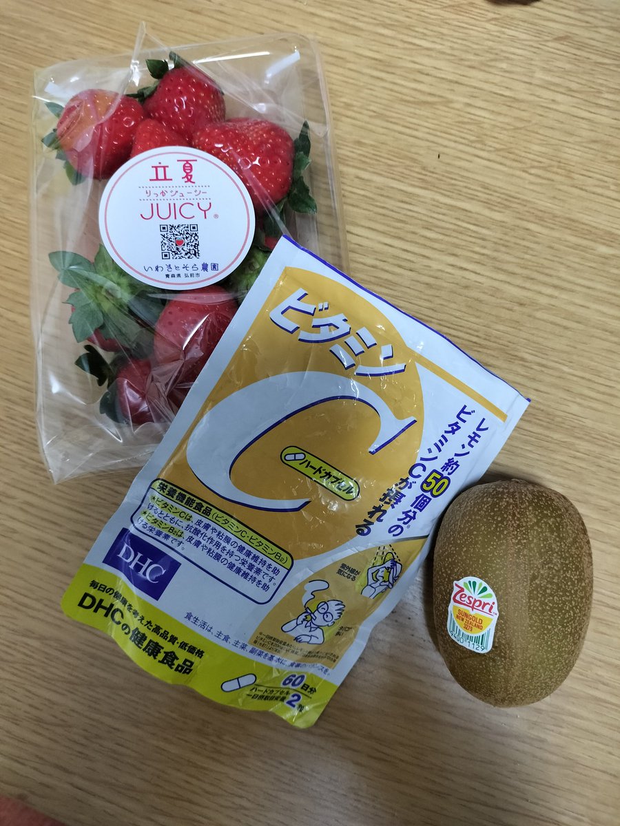 おはようございまスリープです💤
仕込み地獄で寝不足
どうも僕です💤

こんな時はビタミンCで体調管理を🍋
でももし来店時に店主が居眠りをしてたいらビンタで叩き起こして下さい👋
名付けて
『ビンタ眠Ｃ』👌

28㈰営業時間
11:00-15:00

裏メニュー
焙乾煮干しら〜麺￥900

つづく↓