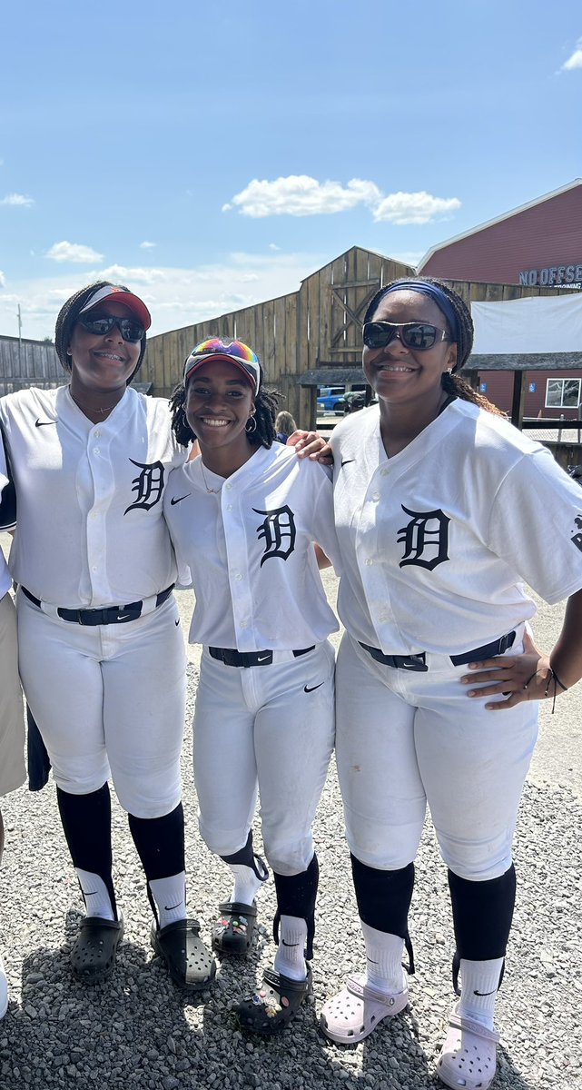 Sydney_Evans5's tweet photo. We’re off to a strong Day 1, 2-0 start playing in the MLB Nike RBI East Regional Tournament. Finally get to play with my twin sisters @evansTwins2028 representing the Tigers Nike RBI Softball Team.
#evansgirls
#evansstrong
@MSPtakeover https://t.co/WeXJSZCrXn
