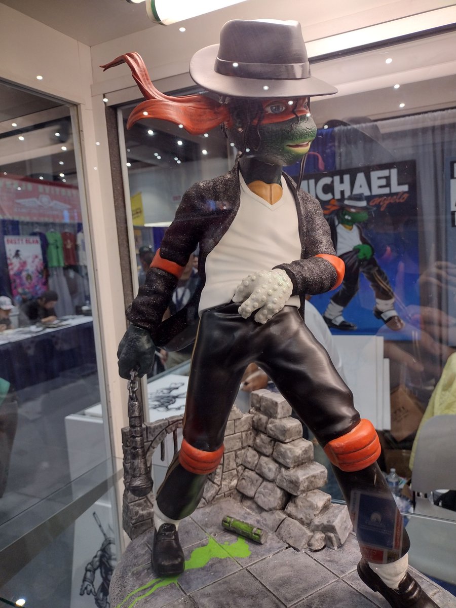 victoria_venery's tweet photo. Michael-angelo.#teenagitantninjaturtles #michalejackson #sdcc https://t.co/OH5PLOwoKA