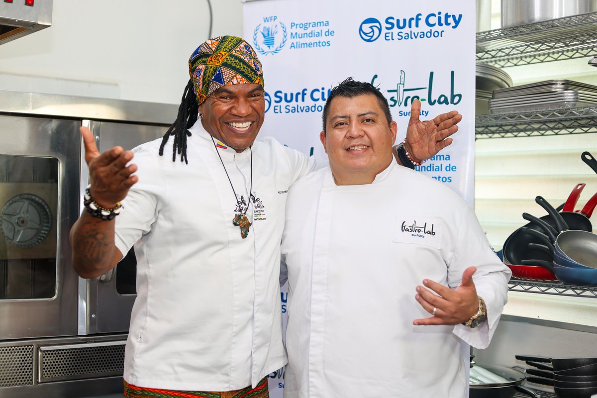 EmbColES's tweet photo. El chef colombiano @ReyguerreroPG impartió un taller de tradiciones culinarias del Pacífico a los jóvenes salvadoreños que hacen parte del proyecto #GastroLab, con el apoyo de @MITURElSalvador @WFP_SV y @el_BID.
@CancilleriaCol @cancilleriasv https://t.co/Dt0KWZDELz