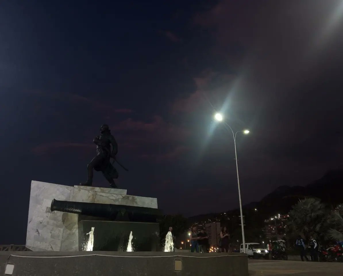 ✨#CENAF La Guaira desarrolló el viernes #26Jul, desde la Plaza Vargas, el Taller Teórico - Práctico Fotografía Nocturna con Dispositivos Móviles, dirigido a participantes del Curso Integral de Fotografía Digital, fue facilitado por Luis Zulueta. 

#HogaresDeLaEsperanza