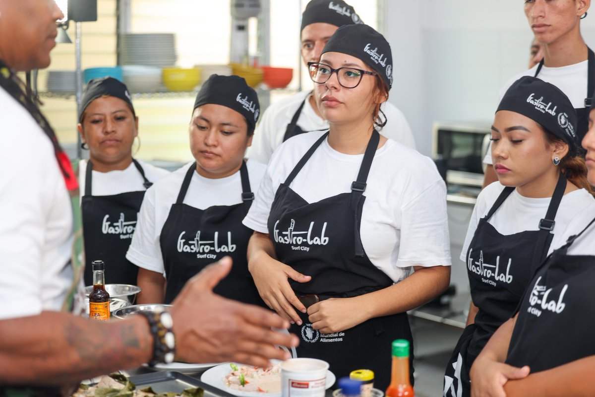 El chef colombiano <a href="/ReyguerreroPG/">Rey Guerrero</a> impartió un taller de tradiciones culinarias del Pacífico a los jóvenes salvadoreños que hacen parte del proyecto #GastroLab, con el apoyo de <a href="/MITURElSalvador/">Ministerio de Turismo</a> <a href="/WFP_SV/">WFP El Salvador (Programa Mundial de Alimentos)</a> y <a href="/el_BID/">Banco Interamericano de Desarrollo</a>.
<a href="/CancilleriaCol/">Cancillería Colombia</a> <a href="/cancilleriasv/">Cancillería de El Salvador 🇸🇻</a>