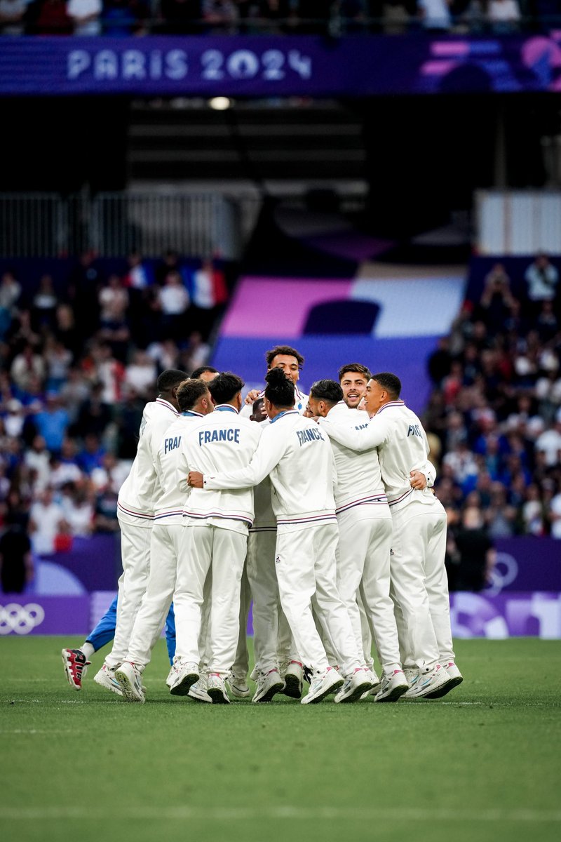 FranceRugby's tweet photo. ✨ 𝑪𝒆𝒕𝒕𝒆 𝒆́𝒒𝒖𝒊𝒑𝒆 ✨
À jamais les premiers Champions Olympiques du rugby à 7 français 🇫🇷📖💙
#France7 #7Ensemble #Paris2024 https://t.co/grdG2EO9mz