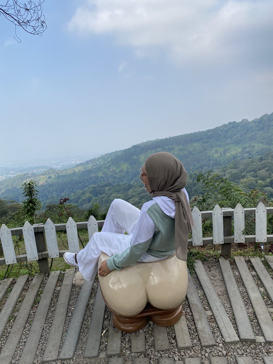 anakphilips_'s tweet photo. kok bisa kepikiran di tempat yang bagus begini, buat tempat duduk pantat mulus kek gini 😂 https://t.co/697LlDGGM8