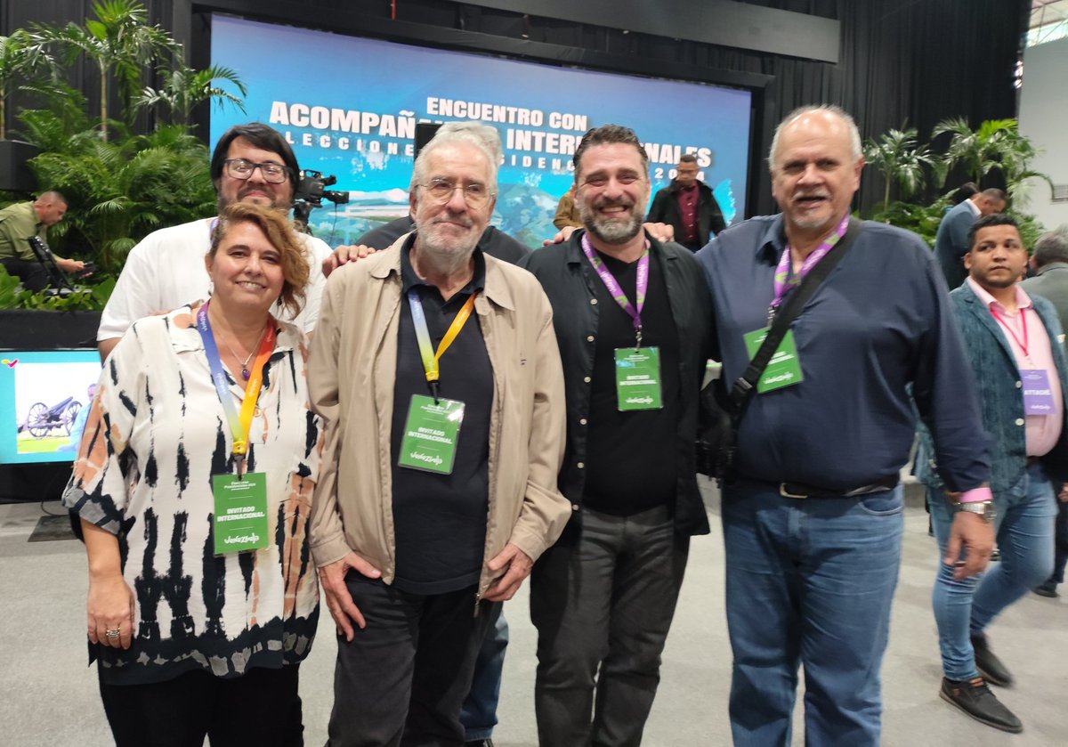 #VenezuelaSeRespeta
Los Partidos Comunistas de Nuestra América y el mundo acompañamos y abrazamos solidariamente al pueblo Bolivariano y su presidente <a href="/NicolasMaduro/">Nicolás Maduro</a> en esta lucha de enorme trascendencia para frenar la expansión del fascismo en la Patria Grande
#NoPasarán 🇻🇪 🚩✊