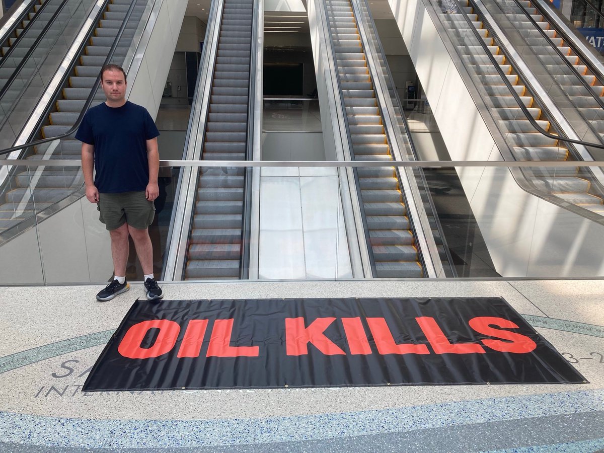 _oilkills's tweet photo. OIL KILLS signs are popping up at airports around the word…
A supporter of @LastGenAmerica answered the call to action and headed to Sacramento Airport in the USA.
#OilKills #RefuseToDie #FossilFuelTreaty https://t.co/G4ScC3dcoT