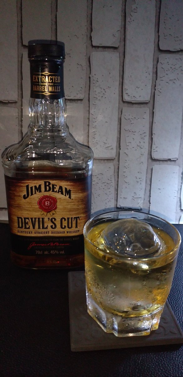 9639ryo's tweet photo. ロックの続きは、アメリカン #DEVILSCUT 渋味有る樽感が良き、#RosesSMALLBATCH スパイシーと甘さのバランスが良い、#KNOBCREEK RYEは、やっぱりロックが好きなんだよね、#BULLEIT ライにしようか迷ったけど、バーボンロックで〆の一杯👍　今宵は何気に鍵付きウヰスキー括りだった💓 https://t.co/KUueVtS17O