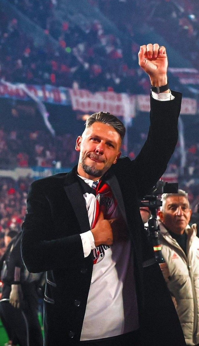AgusDiaz1's tweet photo. Tengo sensaciones encontradas. Por un lado, la tranquilidad que por fin tomaron la decisión que había que tomar. Y por otro, cierta tristeza porque tiene que irse así un tipo que sé que quiere a River de verdad.
En fin... crónica de un final anunciado. Buena suerte y hasta luego. https://t.co/pwhgfHCGxV