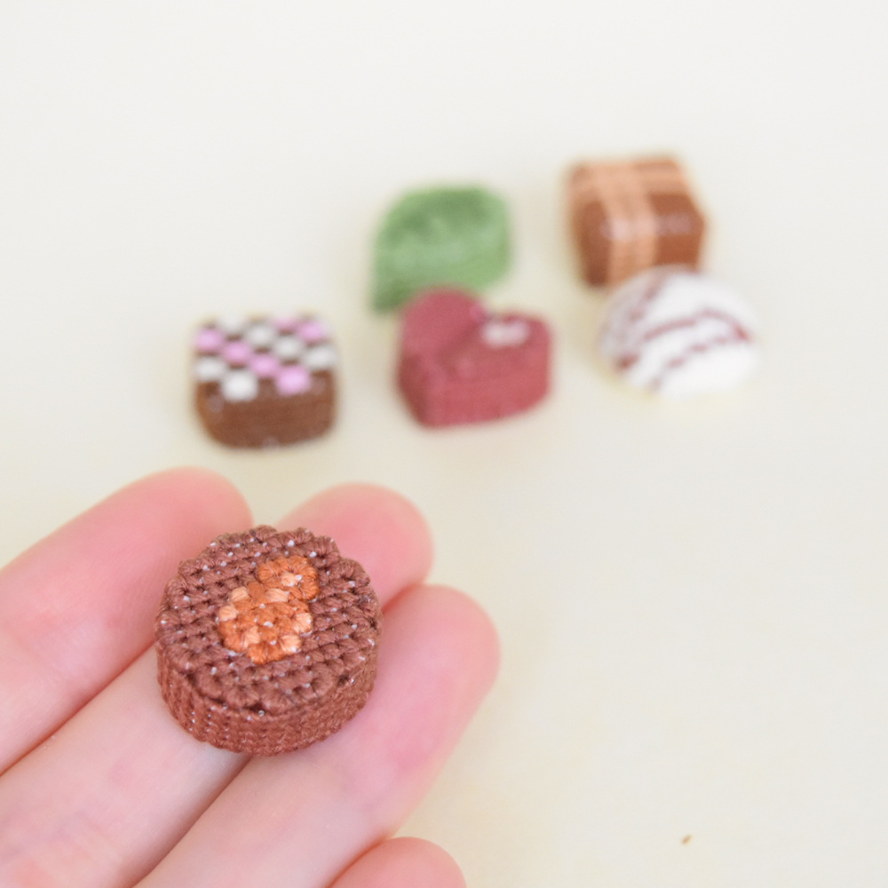 チョコを作りました。いろんな形の立体を試しつつ、茶色の色見本になりました。アーモンドがおいしそうです。 #クロスステッチ #ビニールキャンバス