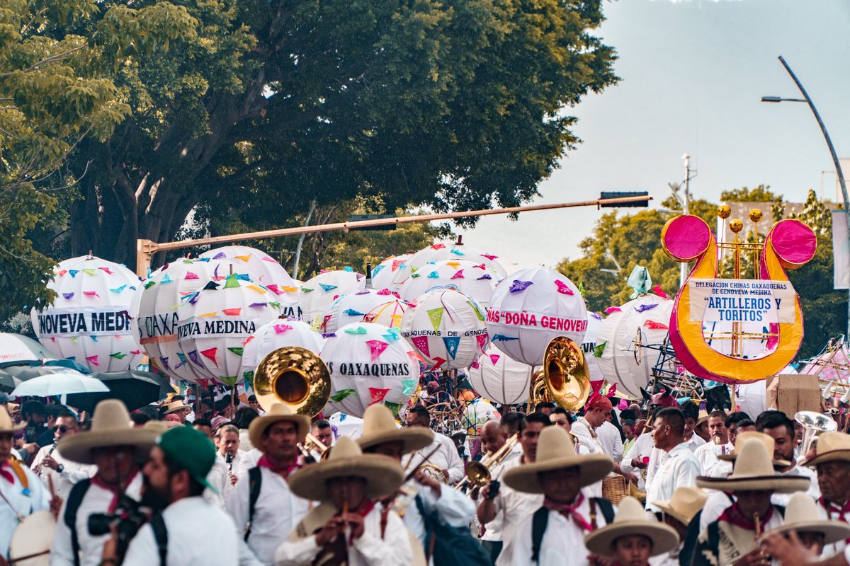 Yes_Nolasco's tweet photo. Gracias a la colaboración interinstitucional y el ambiente de paz que prevaleció, con mucha alegría y gran entusiasmo, logramos llevar a cabo nuestro Desfile de Delegaciones, previo a nuestra octava de los lunes del cerro. #Guelaguetza2024 #SSFM #secretariadegobierno https://t.co/R6k4oRyJmJ